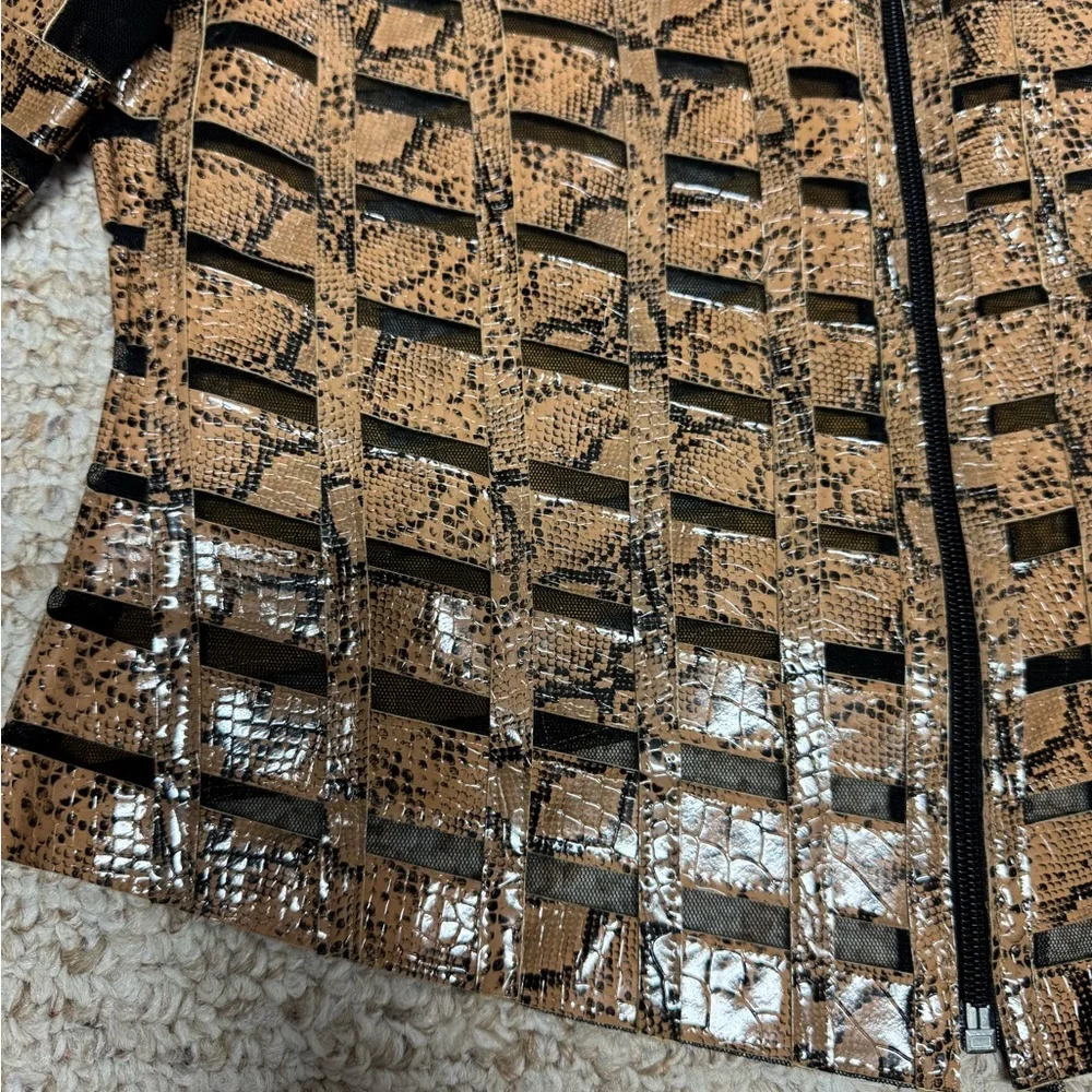 Becky&Bobby Chic Gold and Black Patterned Blazer - Picture 6 of 16